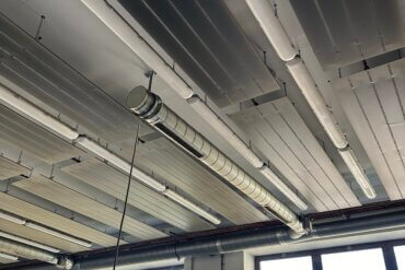 Topně-chladicí stropy